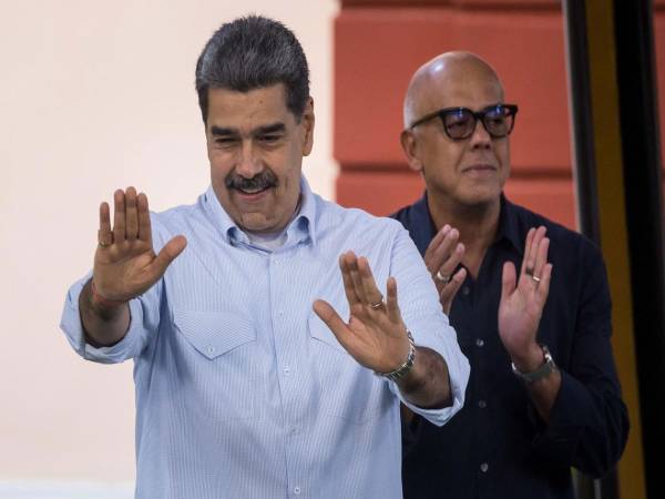 Fotografía de archivo del presidente de Venezuela, Nicolás Maduro (izq), en el Palacio de Miraflores en Caracas (Venezuela). EFE/ Miguel Gutiérrez