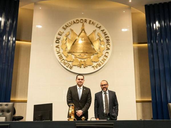 Tomás Zambrano y Ernesto Castro en el Congreso de El Salvador.