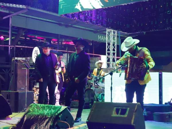 La música norteña se convirtió en una de las grandes protagonistas de la Feria Juniana 2026 con la esperada presentación de la agrupación guatemalteca Generación Norteña, que reunió a cientos de personas en la Tarima Ganadera del Campo Agas de San Pedro Sula.