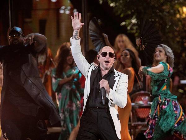Lo que comenzó como una ocurrencia entre usuarios de redes sociales terminó convirtiéndose en un acontecimiento histórico. El pasado 10 de julio, el concierto de Pitbull en el festival BST Hyde Park, en Londres, reunió a miles de seguidores caracterizados con calvas postizas, gafas de aviador, camisa blanca y corbata negra, logrando establecer un nuevo récord Guinness.