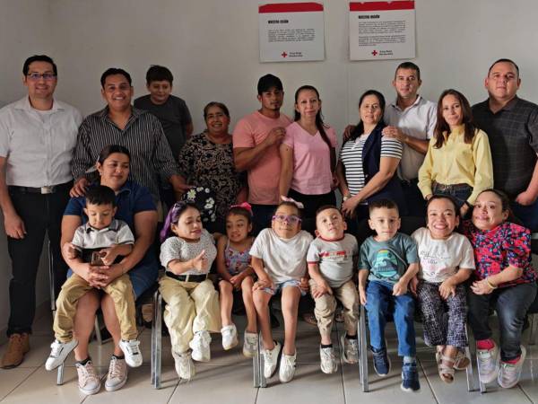 Pacientes con síndrome de Morquio de la zona noroccidental del país celebran junto a sus familias que lograron reunir los fondos para viajar a Tegucigalpa y participar en el congreso.