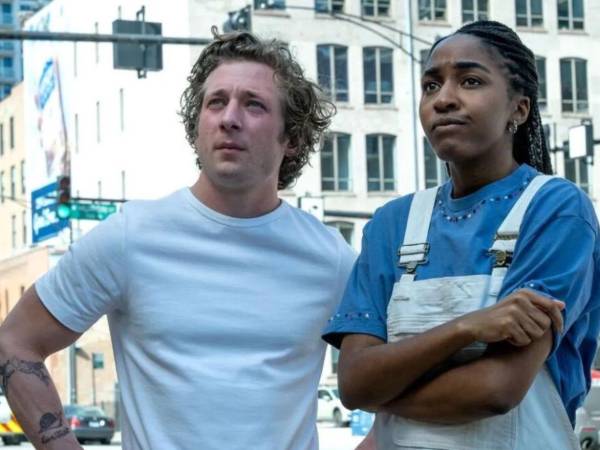 En The Bear Jeremy Allen White es el chef Carmen 'Carmy' Berzatto y Ayo Edebiri, como Sydney Adamu, su ayudante.