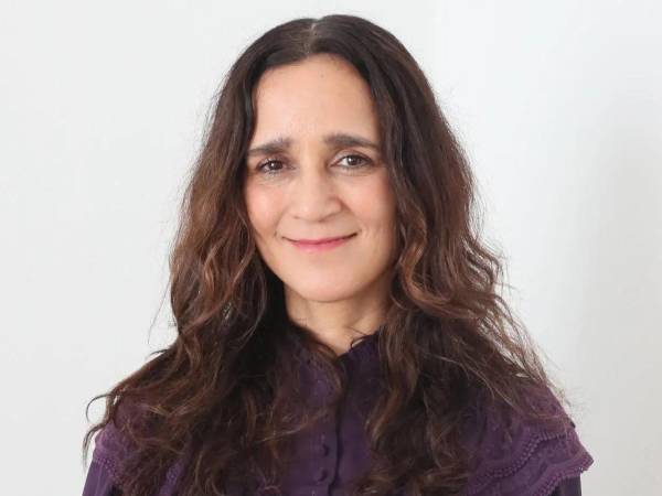 Lo que pretendía convertirse en un mensaje de inspiración rumbo al Mundial 2026 terminó provocando una de las discusiones más intensas de las últimas semanas en redes sociales. Julieta Venegas, una de las voces más reconocidas de la música en español, se encuentra en el centro de la conversación tras el lanzamiento de La niña futbolista, una canción impulsada dentro de las actividades culturales relacionadas con la próxima Copa del Mundo.