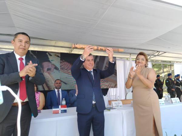 Juramentación y toma de posesión de Jorge Alfredo Valeriano Pinto, alcalde electo de Siguatepeque, junto a su esposa, Nidia Avelar de Valeriano.