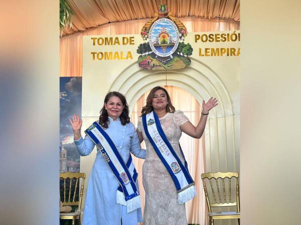 <b>Gricely Suyapa Navarro López</b> recibió el bastón de mando de manos de Esperanza López Cartagena.