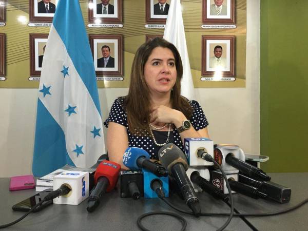 La consejera del CNE, Cossette López, ha mantenido una postura firme ante campañas de ataque contra ella y su familia por parte de adversarios políticos.