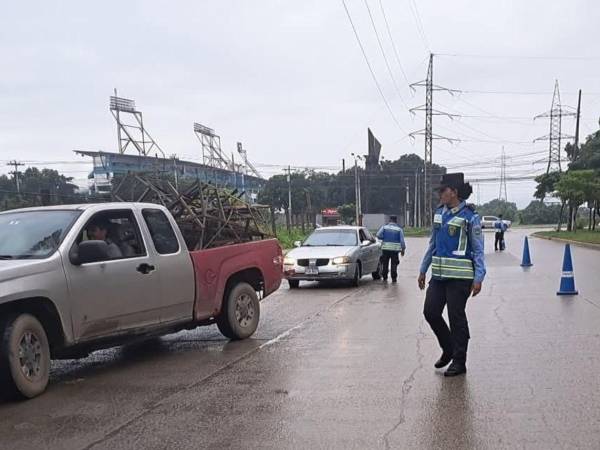 Los cuepos de seguridad ejecutan operativos todos los fines de semana para controlar el tránsito vehicular.