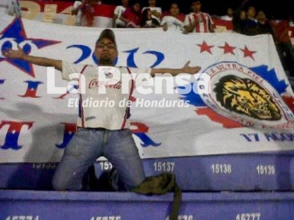 Más allá del semblante serio que mostraba al ser abogado, Yefri Alemán dejó su nombre plasmado en letras doradas en la barra del Olimpia.