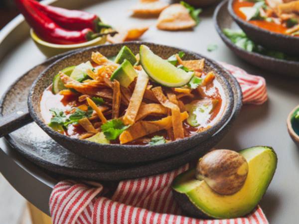 La sopa de tortilla es una delicia que es fácil de preparar ya que los ingredientes los tienes en casa. Pero si no los tienes, no te preocupes, conseguirlos es sencillo y además es un platillo de precio accesible.