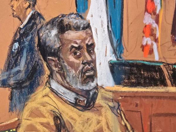 Fotografía de un dibujo realizado por la artista Jane Rosenberg donde aparece el rapero Sean Combs 'Diddy' esperando su sentencia durante el juicio realizado, en un tribunal de Nueva York.