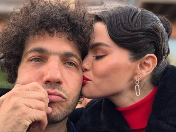 Una nueva ola de rumores sobre una supuesta ruptura entre Selena Gomez y Benny Blanco se propagó con rapidez en redes sociales, impulsada por una imagen viral que muchos interpretaron como evidencia de una crisis matrimonial.