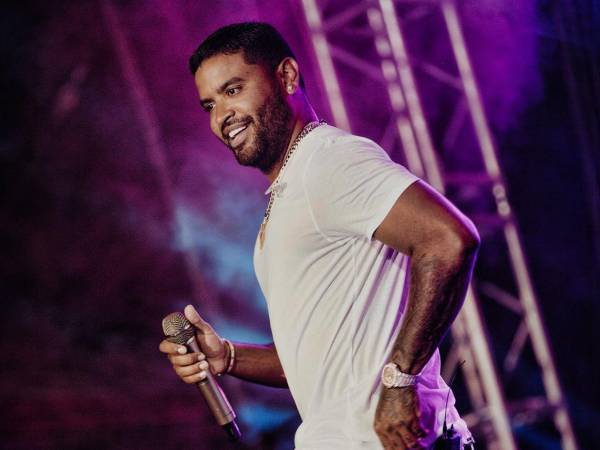 Zion Félix Gerardo Ortiz Torres, conocido artísticamente como Zion, es un cantante, compositor y productor discográfico puertorriqueño de reguetón y pop urbano. También es conocido por ser integrante del dúo Zion &amp; Lennox.​