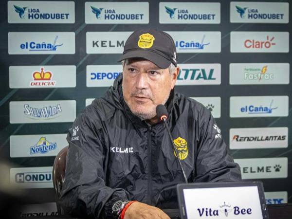 Hugo Viegas, asistente técnico del Real España, compareció ante los medios en lugar de Jeaustin Campos.