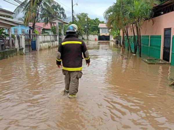 Bomberos mantienen vigilancia preventiva en zonas vulnerables de Puerto Cortés, donde las lluvias dejaron acumulaciones de hasta 10 pulgadas de agua en algunos sectores.