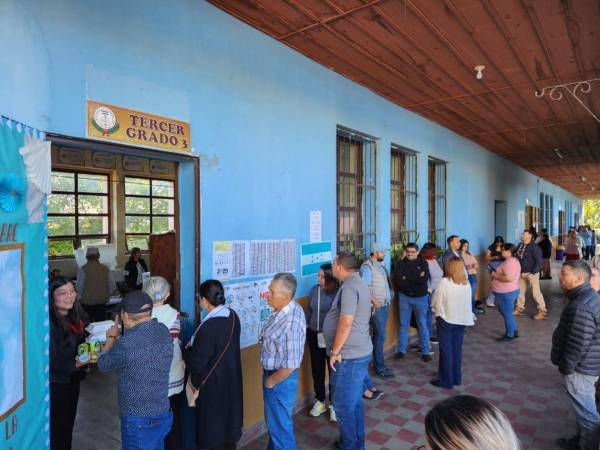 Votantes hacen filas en el centro básico Jerónimo J. Reina de Santa Rosa de Copán.