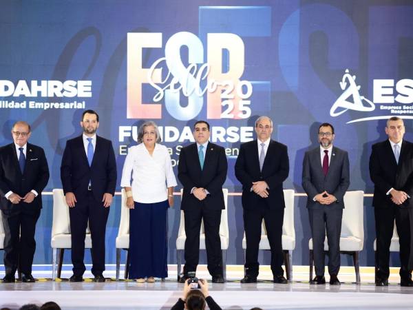 El presidente de Fundahrse junto a líderes del sector empresarial durante la XIX edición del Sello de Empresa Socialmente Responsable.