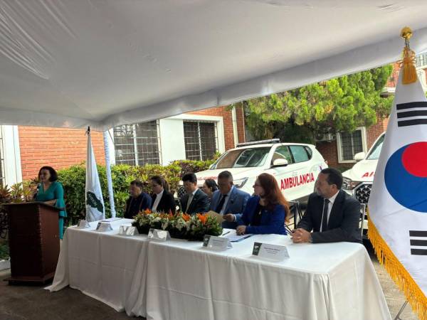 Autoridades de Honduras y representantes de la Embajada de Corea participaron en la ceremonia de entrega de tres ambulancias.