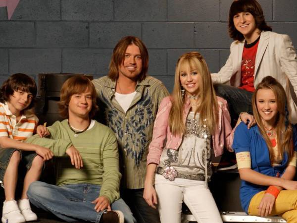 El 24 de marzo de 2006 se estrenó la exitosa serie juvenil Hannah Montana, protagonizada por Destiny Hope Cyrus (Miley Cyrus). La historia es sobre una adolescente que llevaba una doble vida: estudiante común de día y famosa estrella pop de noche.