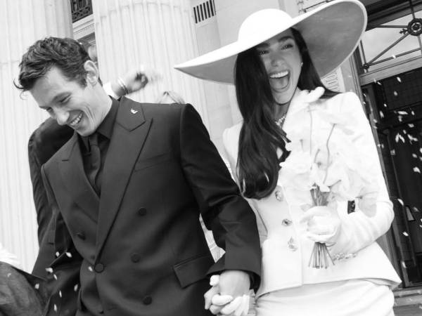 La cantante británica Dua Lipa y el actor Callum Turner comenzaron oficialmente las celebraciones de su matrimonio con una exclusiva recepción realizada en Palermo, Sicilia, una de las ciudades más emblemáticas del sur de Italia. La pareja reunió a familiares, amistades cercanas y destacadas figuras del entretenimiento para dar inicio a tres días de festejos.