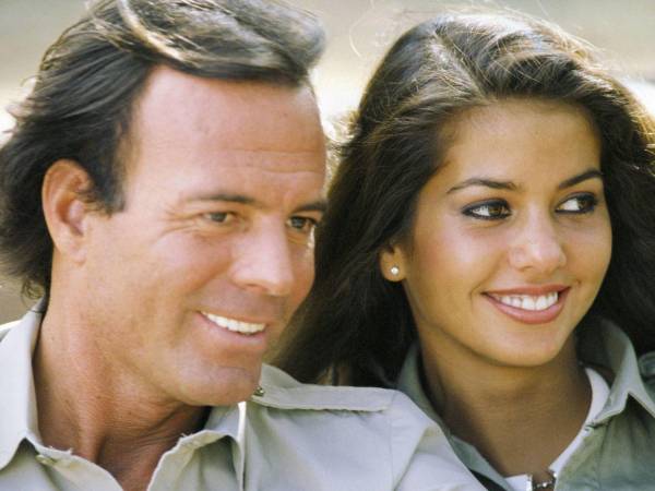 En su autobiografía Muñeca de trapo, publicada en 2010, Vaitiare Bandera relató episodios de su relación con Julio Iglesias que fueron interpretados por lectores y medios como denuncias de abuso, control y consumo de drogas. En el texto se incluyen pasajes en los que la autora describe una relación marcada por una dinámica de poder desigual.