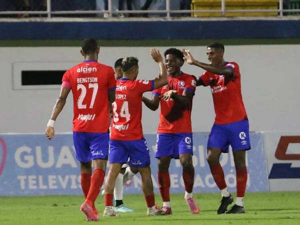 Los jugadores del Olimpia festejan el autogol del Juticalpa FC.