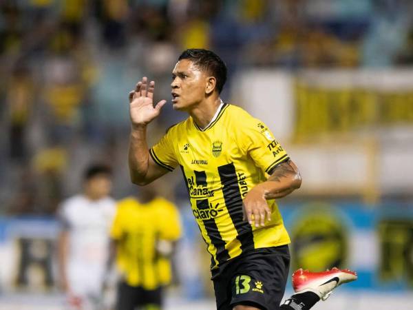 Brayan Moya celebrando su gol que ilusiona al Real España.