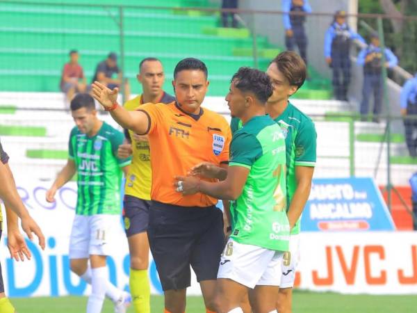 Said Martínez se encargó de impartir justicia en el derbi sampedrano realizado en el estadio Yankel Rosenthal.