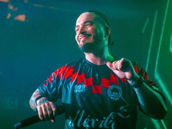 J Balvin, figura destacada de la música internacional, ha decidido poner palabras a una verdad poco explorada en la industria del entretenimiento: la vida de los famosos está lejos de ser perfecta. A los 40 años, el cantante colombiano ha ofrecido un testimonio sincero sobre los desafíos personales que enfrenta, desmontando uno de los mitos más arraigados en la percepción pública sobre las celebridades.