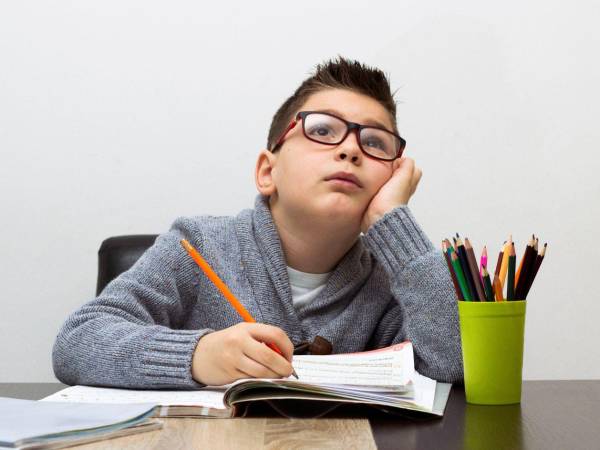 Si un niño tiene dificultades para terminar sus tareas escolares y no logra seguir instrucciones, conviene consultar a un profesional.