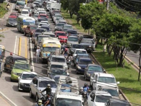 En Tegucigalpa, San Pedro Sula y ciudades intermedias miles de hondureños, que utilizan vehículos para asistir a sus centros de trabajo, ven reducido sus ingresos por los gastos que provoca la congestión vehícular.
