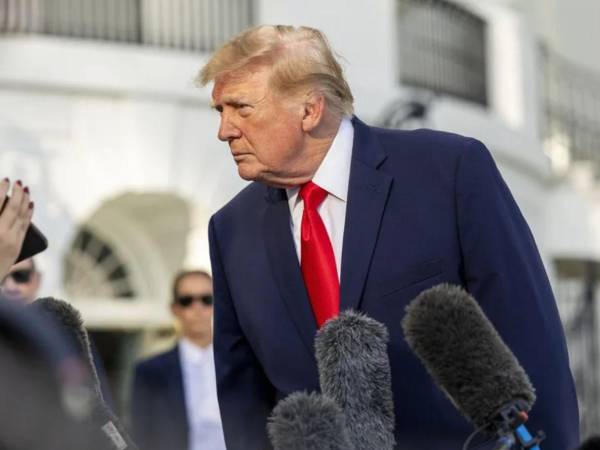 El presidente de Estados Unidos, Donald Trump, responde a preguntas de la prensa a la salida de la Casa Blanca, en Washington.