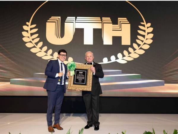 Durante la gala se le entregó un reconocimiento a Roger D. Valladares, por su arduo trabajo, visión, solidaridad, ética, entre muchos otros valores que caracterizan al fundador de la UTH.