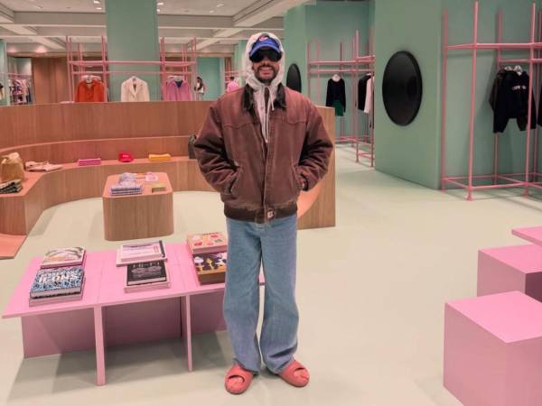 Bad Bunny fue captado de compras en un centro comercial de su natal Puerto Rico.