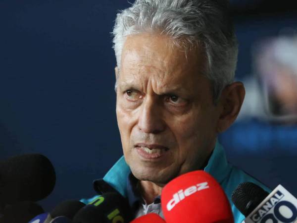 Reinaldo Rueda en conferencia de prensa en su llegada a Honduras tras la derrota ante Nicaragua.