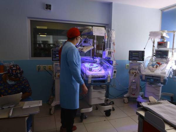 Bebés son atendidos en la sala de neonatología del hospital Mario Catarino Rivas.