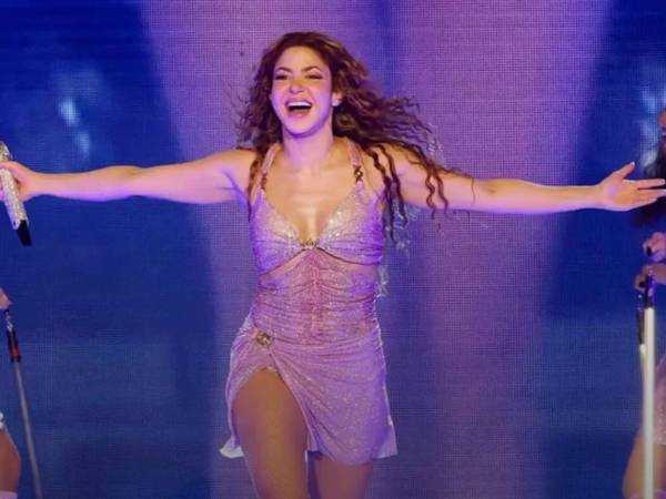 Shakira no solo ha marcado generaciones con su música, también ha construido una identidad visual poderosa que evoluciona con cada etapa de su carrera. A lo largo de los años, la artista colombiana ha trabajado de la mano de reconocidos diseñadores y casas de moda, convirtiendo cada aparición pública y cada gira en una pasarela cargada de simbolismo, fuerza y autenticidad.