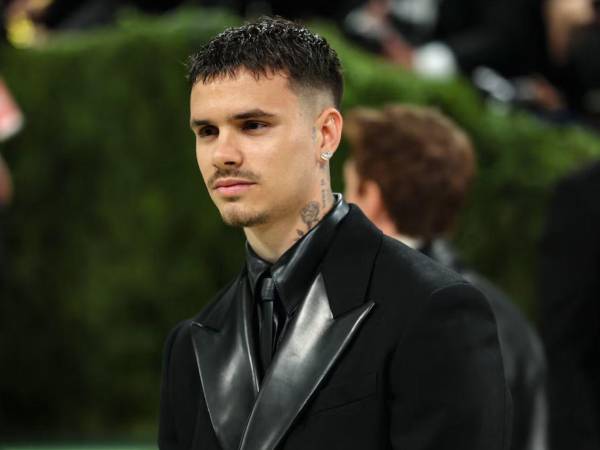 Antes de este debut actoral, Romeo Beckham construyó una carrera en el mundo del modelaje, con campañas para firmas como Yves Saint Laurent y Balenciaga.