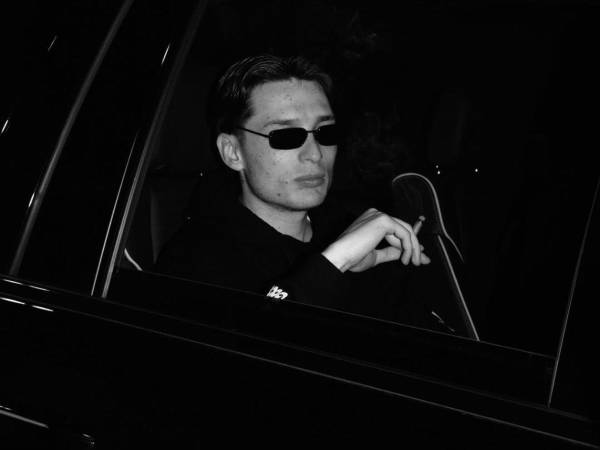 Este nombramiento convierte a Peso en la imagen de la NYFW y en un símbolo de la creciente influencia de la música y la cultura latinas en el panorama mundial de la moda, apunta el comunicado.