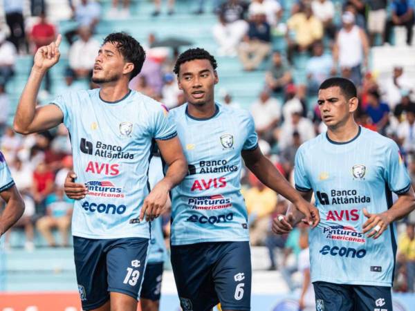 Jugadores del Génesis PN celebrando.
