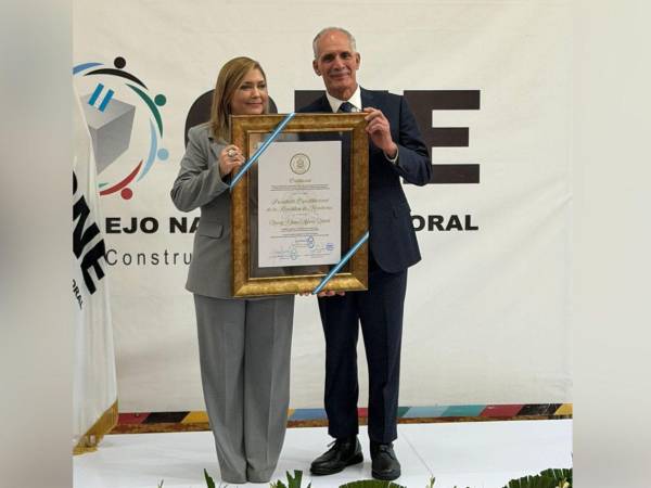 La consejera presidenta del CNE, Ana Paola Hall, fue la encargada de entregar la credencial a Nasry Asfura.
