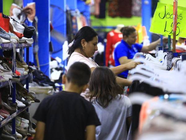 A diferencia de años anteriores, se percibe apatía por parte del comercio sampedrano, que en otras ocasiones, para estas fechas, ya había colocado la decoración navideña.