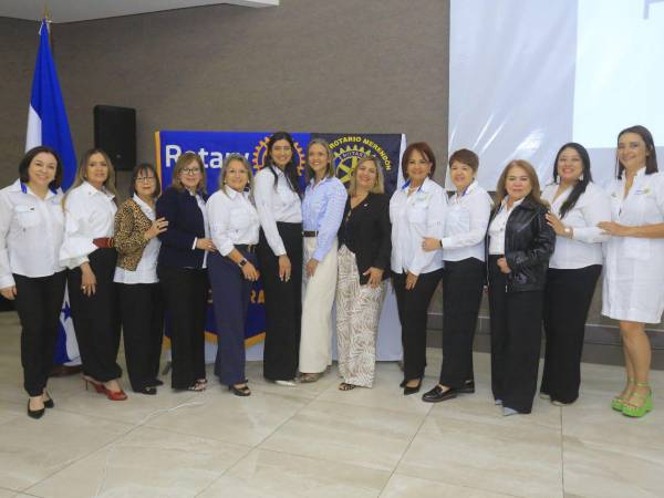 La sesión celebrada por los rotarios contó con la representación de nueve clubes. La velada se desarrolló en el salón Las Islas del hotel Copantl y estuvo marcada por el compañerismo y el compromiso renovado con las causas sociales.