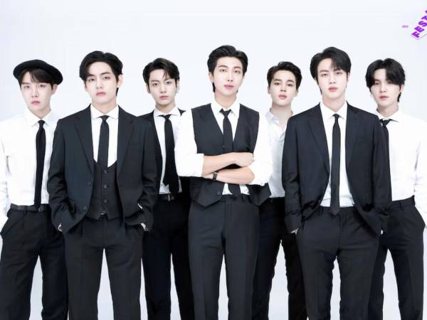 El grupo surcoreano BTS sorprendió a sus seguidoras al revelar un obsequio exclusivo para quienes cuentan con la membresía Gold de la plataforma Weverse. El regalo, entregado en la víspera de Año Nuevo, incluyó un saludo personalizado de los siete integrantes y una imagen enigmática que ha desatado múltiples teorías dentro de la comunidad ARMY.