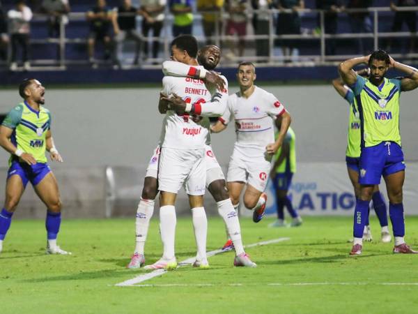 Clinton Bennett, celebrando el gol con Yustin Arboleda que significó el empate del Olimpia ante Olancho FC.