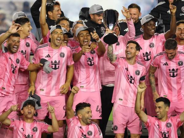 Momento donde Messi levanta el trofeo que los acredita campeones de la Conferencia del Este.