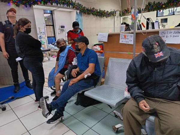 Los pacientes esperan una camilla sentados en sillas identificadas con sus nombres. La falta de médicos es otro problema en las salas de emergencia.