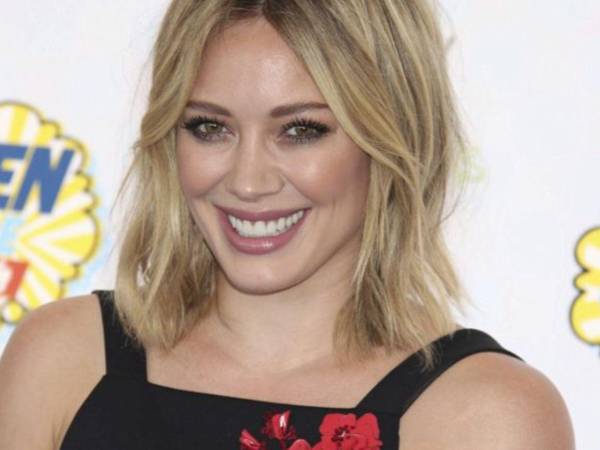 La cantante y actriz estadounidense Hilary Duff anunció este jueves su gira mundial 'The Lucky Me Tour', la primera a gran escala en casi dos décadas, que la llevará a visitar siete países, entre ellos México.