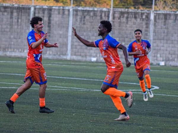 Jugadores de la UPNFM celebrando uno de sus goles ante el Victoria.