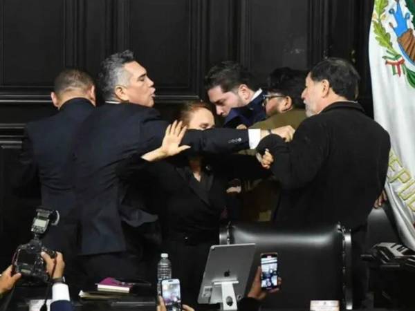 Fernández Noroña responsabilizó al PRI de la agresión, mientras Moreno lo señaló como el primer atacante.