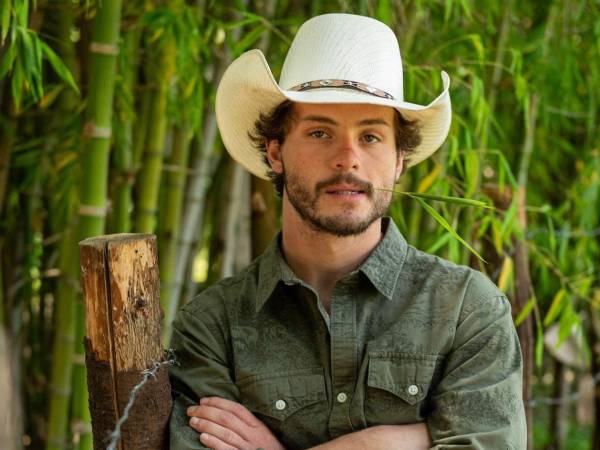 En los últimos meses, un nombre ha comenzado a resonar con fuerza entre los seguidores de las telenovelas y el público digital: Graco Sendel, joven actor que está consolidándose como una de las nuevas figuras de la televisión mexicana gracias a su energía, presencia escénica y carisma frente a la cámara.